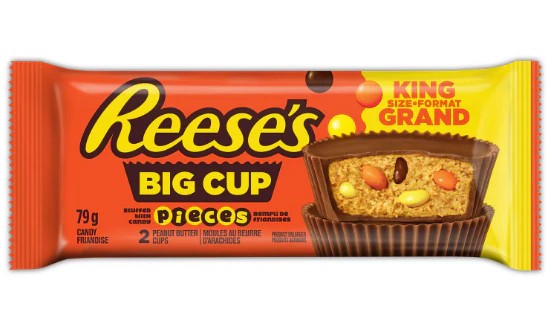 Reese's Pieces Big Cup King Size 79g Dwie duże czekoladowe babeczki z kremem orzechowym z drażetkami w polewie mlecznej