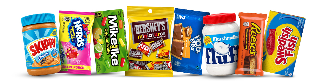 Różne słodycze z Ameryki na białym tle: Masło orzechowe Skippy, żelki Nerds Gummy Clusers, cukierki Mike and Ike, czekoladki Hershey's Minis, Pop Tarts S'mores, krem Fluff waniliowy, babeczki Reese's, żelki Swedish Fish