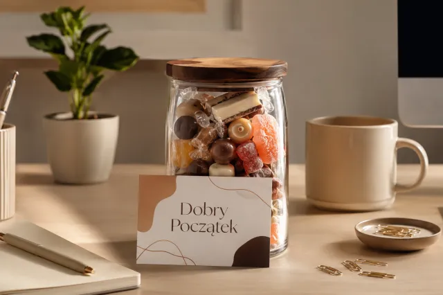 Jakie słodycze wybrać na upominki firmowe i welcome packi, by zaoszczędzić czas? Przewodnik po gotowych słoiczkach tematycznych